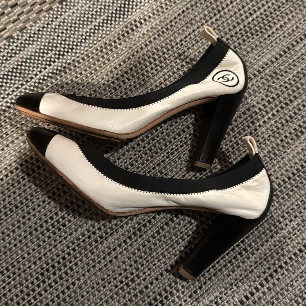 Chanel Vintage Spirit leather heels w/grosgrain trim, cap toes and heel tabs - Picture 5 of 13